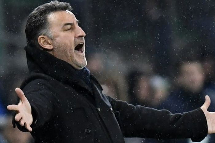 Pelatih AS Saint-Etienne, Christophe Galtier, dalam laga melawan  Olympique Lyonnais di Geoffroy Gui