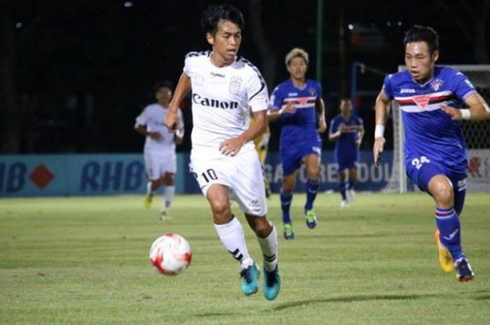 Striker Albirex Niigata, Kento Nagasaki (kiri) mencoba menjauhi kejaran bek Warriors FC, Ho Wai Loon pada laga Liga Singapura 2017 di Stadion Choa Chu Kang, Sabtu (29/7/2017) malam. 