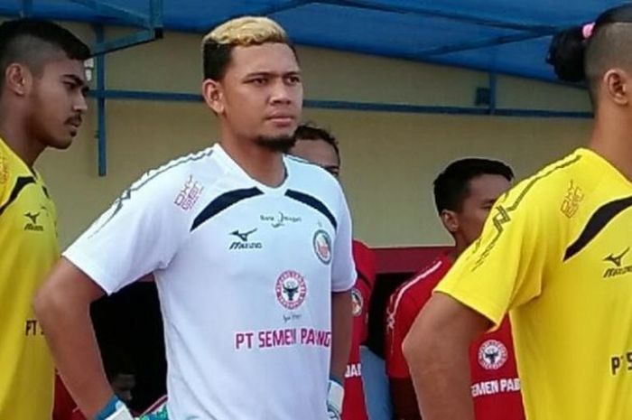 Duo kiper utama Semen Padang untuk musim 2017, Jandia Eka Putra (kanan) dan Muhammad Ridwan (tengah). 