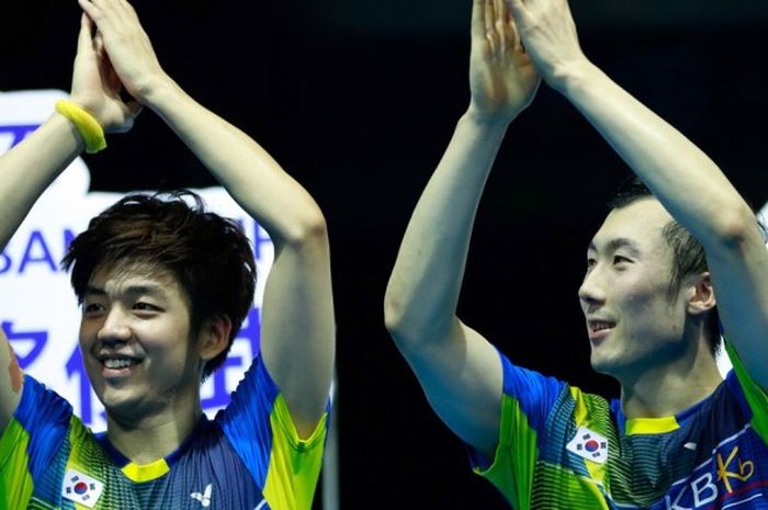 Pasangan ganda putra Korea Selatan, Lee Yong -dae/Yoo Yeon-seong, melakukan selebrasi di atas podium Kejuaraan Bulu Tangkis Asia 2016 di Wuhan, China, 1 Mei lalu.