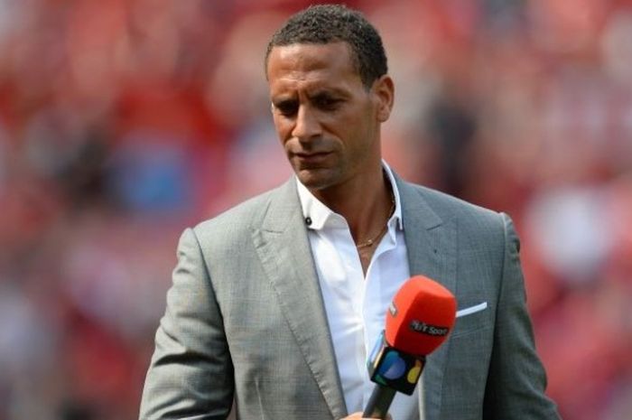 Mantan bek Manchester United, Rio Ferdinand, beraksi sebagai pundit dalam pertandingan Premier League antara United melawan Tottenham Hotspur di Old Trafford, Manchester, Inggris, 8 Agustus 2015.