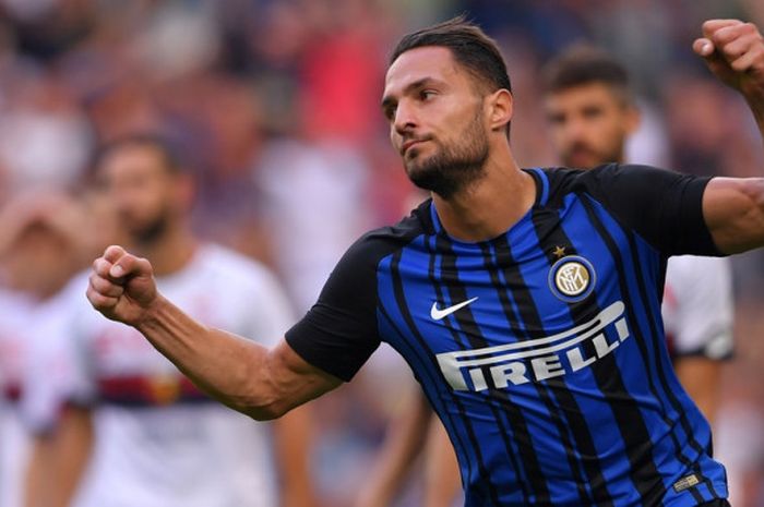 Bek Inter Milan, Danilo D'Ambrosio, merayakan gol yang dia cetak ke gawang Genoa dalam laga Liga Italia di Stadion Giuseppe Meazza, Milan, pada 24 September 2017.