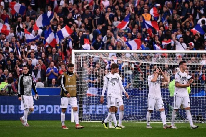 Para pemain timnas Jerman meninggalkan lapangan dengan ekspresi lesu usai dikalahkan Prancis dalam partai UEFA Nations League di Stade de France, Paris, 16 Oktober 2018.