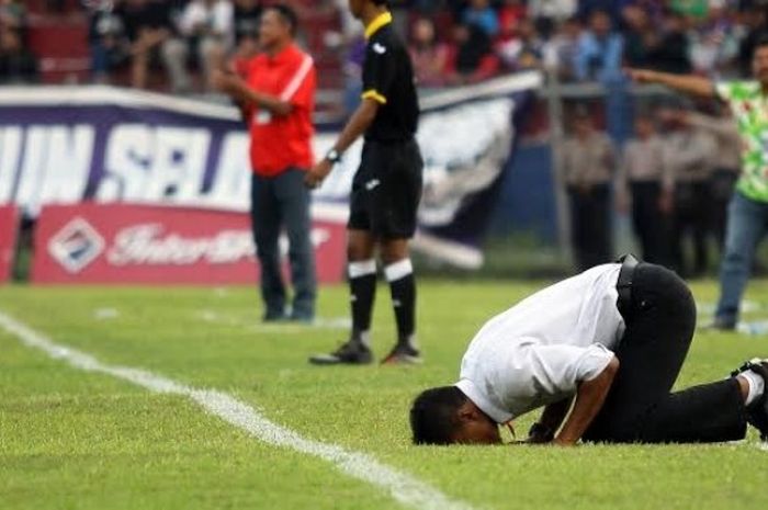 Pelatih Bejo Sugiantoro bersujud setelah Persik memenangi laga kontra tamunya, PSBK Kota Blitar pada laga Grup 6 Liga 2 musim 2017 di Stadion Brawijaya, Kediri, Selasa (16/5/2017) sore. 