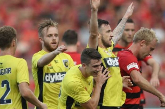 Striker Central Coast Mariners, Roy O'Donovan (mengangkat tangan) seusai mencetak gol ke gawang West