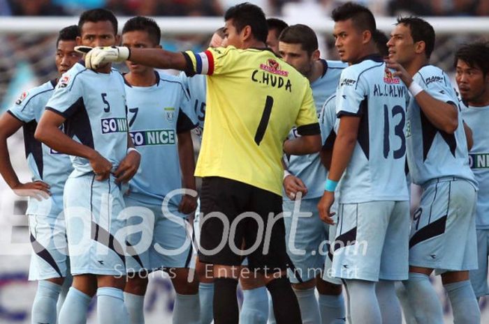 Kiper Persela, Choirul Huda, memberi instruksi kepada rekan-rekannya dalam sebuah laga Liga Indonesia.