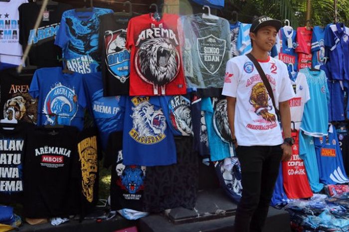 Penjual kaos Arema saat perayaan ulang tahun klub ke-30 pada Jumat (11/8/2017). 