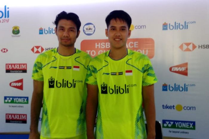 Pasangan ganda putra nasional Indonesia, Berry Angriawan/Hardianto, berpose seusai menghadiri sesi konferensi pers laga babak kedua turnamen Indonesia Open 2018 di Istora Senayan, Jakarta, Kamis (5/7/2018).