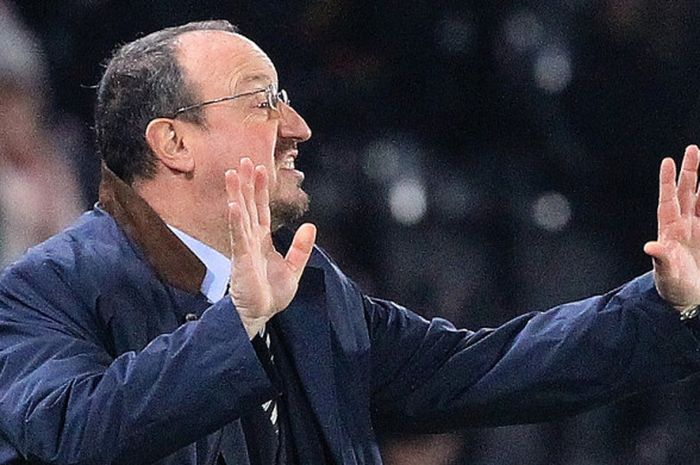 Manajer Newcastle United, Rafael Benitez, memberikan instruksi kepada anak-anak asuhnya dalam laga perempat final Piala Liga Inggris kontra Hull City di Stadion KCOM, Hull, pada 29 November 2016.