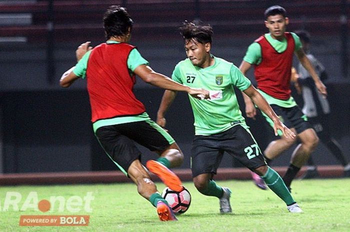 Pemain Persebaya saat sesi latihan rutin di Gelora Bung Tomo, Jumat (3/6/2017) sebelum berangkat TC ke Bali.