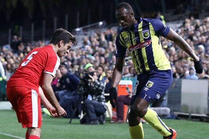 Legenda sprinter, Usain Bolt (kanan), membela Central Coast Mariners dalam laga pramusim kontra tim amatir Central Coast di Gosford, Australia pada 31 Agustus 2018.