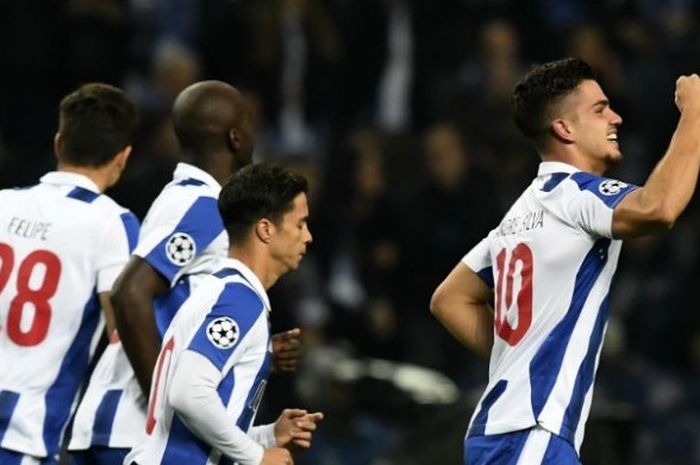 Pemain Porto, Andre Silva, merayakan golnya ke gawang Leicester City pada matchday 6 Grup G Liga Champions, Rabu (7/12/2016). 