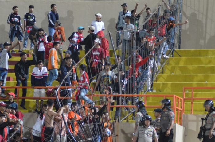 Laga antara Persija Jakarta dan PSIS Semarang di Stadion Sultan Agung, Bantul, Selasa (18/9/2018) malam WIB, berakhir ricuh setelah oknum The Jakmania melakukan pengerusakan. 