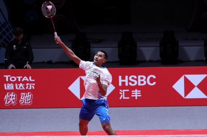 Pebulu tangkis tunggal putra Indonesia, Tommy Sugiarto, mengembalikan kok ke arah Kantaphon Wangcharoen (Thailand) pada laga perdana penyisihann Grup B BWF World Tour Finals 2018 di Tianhe Sports Gymnasium, Guangzhou, China, Rabu (12/12/2018).