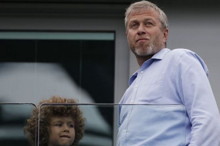 Pemilik Chelsea, Roman Abramovich (kanan), ditemani anaknya, Aaron Alexander, menyaksikan timnya berlaga dalam pertandingan Liga Inggris kontra Sunderland di Stamford Bridge, London, Inggris, 24 Mei 2015.