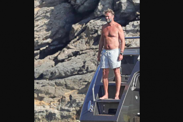 Juergen Klopp terlihat bahagia ketika berada diatas perahu saat berlibur di Ibiza, Spanyol.