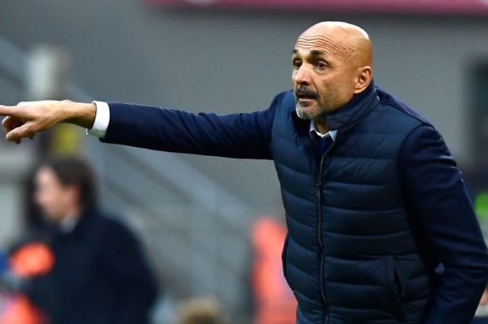 Pelatih Inter Milan, Luciano Spalletti, memberikan instruksi kepada anak-anak asuhnya dalam laga Liga Italia kontra Chievo di Stadion Giuseppe Meazza, Milan, pada 3 Desember 2017.