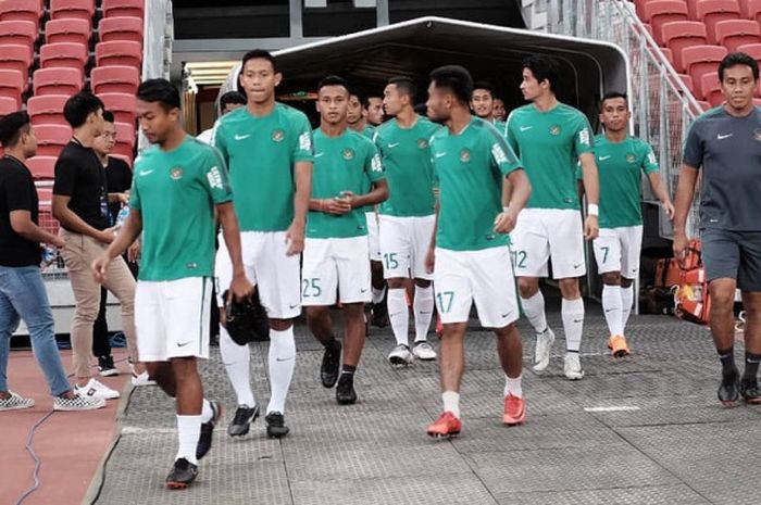  Timnas U-23 Indonesia memasuki Stadion Nasional, Singapura, sebelum melawan timnas U-23 Singapura, Rabu (21/3/2018). 