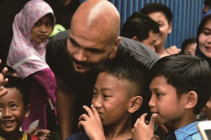 Sergio van Dijk berselfie bersama penggemar