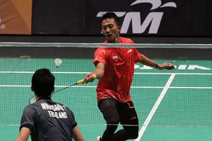 Pebulu tangkis tunggal putra Indonesia, Ihsan Maulana Mustofa, berupaya mengembalikan kok ke arah Suppanyu Avihingsanon (Thailand), pada laga semifinal beregu SEA Games 2017, di Kuala Lumpur, Malaysia, Rabu (23/8/2017).