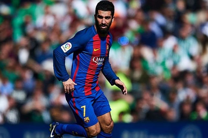 Gelandang serang FC Barcelona, Arda Turan, beraksi dalam partai La Liga kontra Real Betis di Stadion Benito Villamarin, Sevilla, 29 Januari 2017.