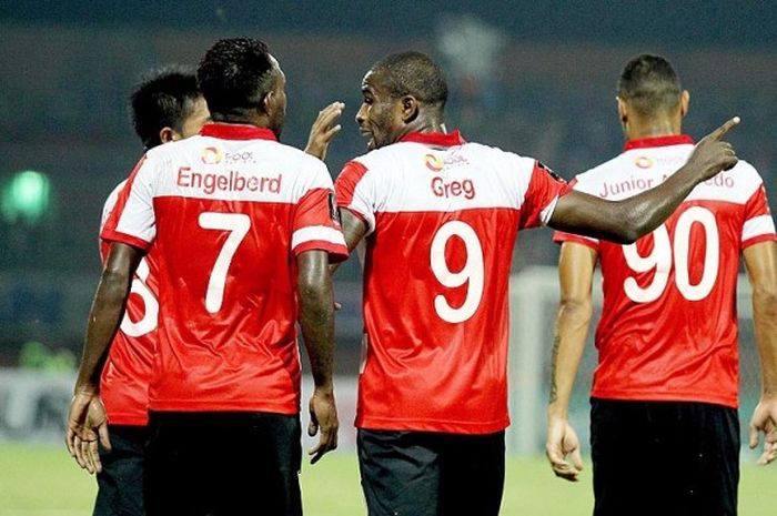 Penyerang Madura United, Greg Nwokolo (kedua dari kanan), berdiskusi dengan rekan setimnya, Engelberd Sani, saat melawan Perseru Serui dalam laga kedua grup E Piala Presiden 2017 yang berakhir dengan skor 3-2 di Stadion Gelora Pamellingan Pamekasan, Jawa Timur (14/02/2017).