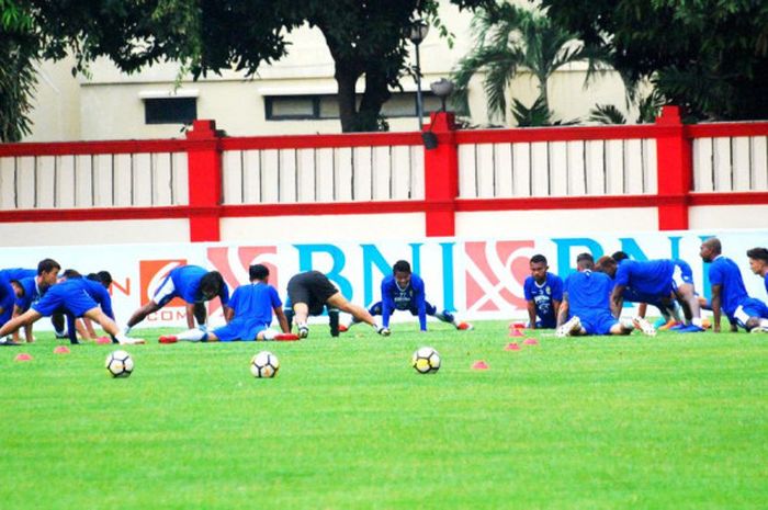 Skuat Persib Bandung tengah menjalani latihan di Stadion PTIK, Jakarta, pada Jumat (2/11/2018).