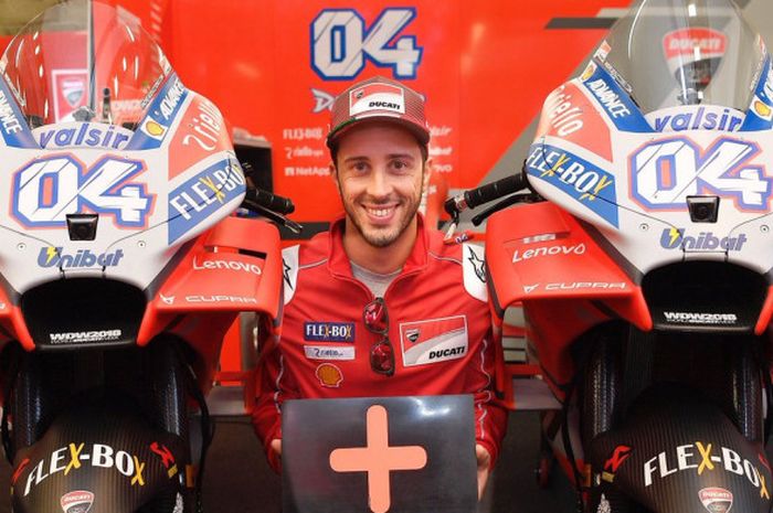 Andrea Dovizioso berpose dengan dua tunggangannya setelah meneken kontrak dua tahun bersama Ducati,