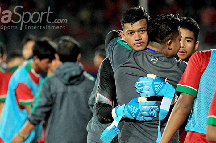    Kiper timnas U-22 Indonesia, Muhammad Riyandi (tengah), optimis dapat memberikan emas di SEA Games 2021.