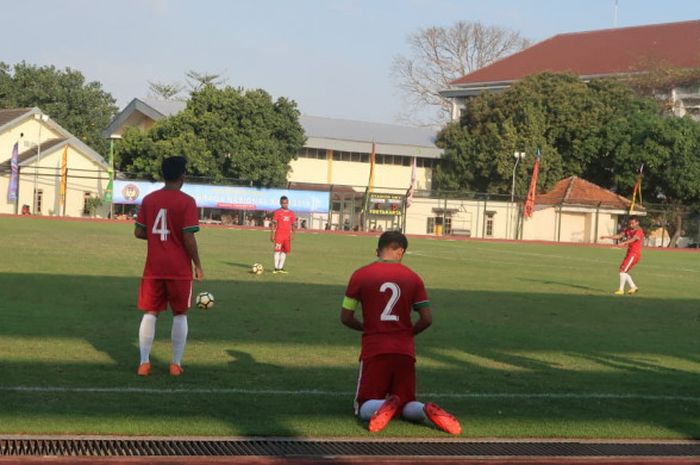 Pemain timnas U-19 Indonesia, Kadek Raditya Maheswara saat jeda pertandingan melawan Persibara Banjarnegara di Lapangan Universitas Negeri Yogyakarta (UNY), Sabtu (8/9/2018).