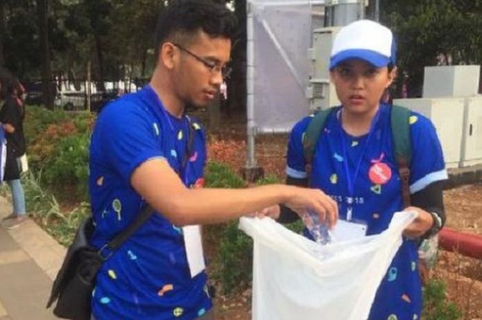 Dua relawan dari komunitas Indo relawan sedang memunguti sampah di sekitar komplek Stadion Utama Gelora Bung Karno (GBK), Rabu (29/8/2018).