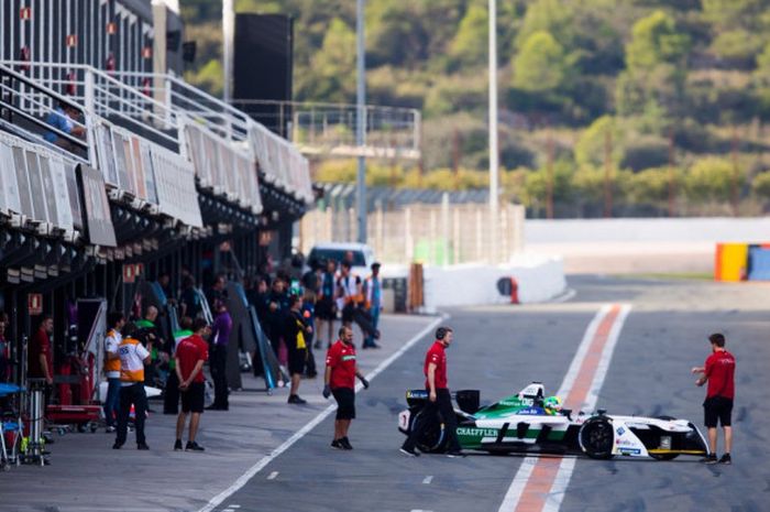 Pebalap tim Audi Sport ABT , Lucas di Grassi bersiap-siap melakukan tes pra-musim Formula E yang berlangsung di Sirkuit Ricardo Tormo, Valencia, Spanyol (3/10/2017).