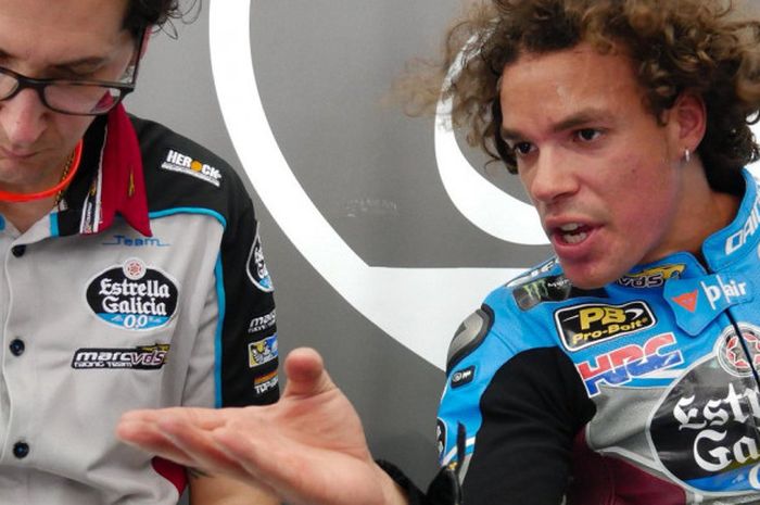 Pebalap Marc VDS, Franco Morbidelli, berdialog dengan kru timnya saat tes pramusim di Sirkuit Sepang, Malaysia, Minggu (28/1/2018).