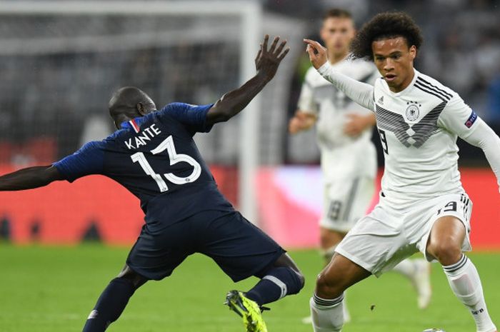 Penyerang timnas Jerman, Leroy Sane (kiri), berduel dengan gelandang Prancis, N'Golo Kante, dalam laga UEFA Nations League, Kamis (6/9/2018) di Allianz Arena, Muenchen.