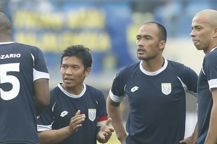 Dua mantan pemain Persib, gelandang Eka Ramdani (dua dari kiri) dan bek Aang Suparman (dua dari kanan) jadi pemain Persela yang diwaspadai Didi Kusnandar saat kedua tim bersua pada laga Sabtu (18/2/2017). 