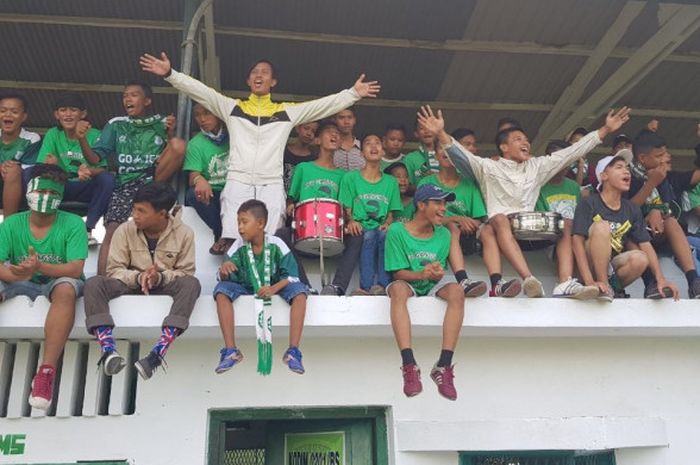 Suporter PSMS Medan saat memberikan dukungan di Stadion Kebun Bunga.