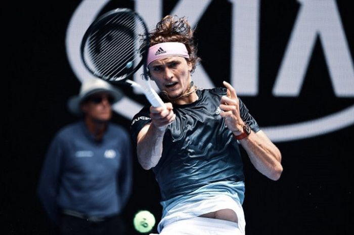 Petenis putra Jerman, Alexander Zverev, mengembalikan bola ke arah Aljaz Bedene (Slovenia) pada baba