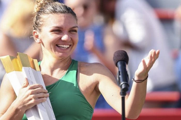 Simona Halep saat diwawancarai usai berhasil menjuarai Rogers Cup 2018 yang digelar di Montreal, Kanada, hingga Senin (13/8/2018)  pagi WIB.