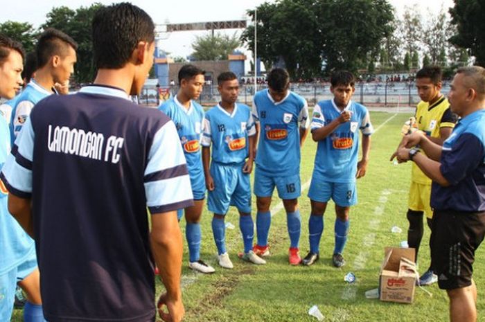 Pelatih Lamongan FC, Mahfud Safi'i, saat memberikan arahan kepada pemainnya sebelum memulai laga ujicoba kontra Persela, di stadion Surajaya Lamongan, Jumat (23/2/2018).