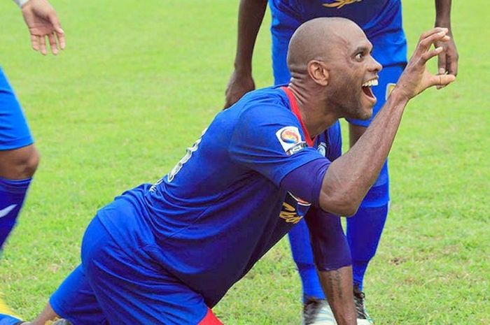 Keith Kayamba Gumbs  dengan gaya singa mencabik lawan usai cetak gol untuk Arema pada ISL 2013.