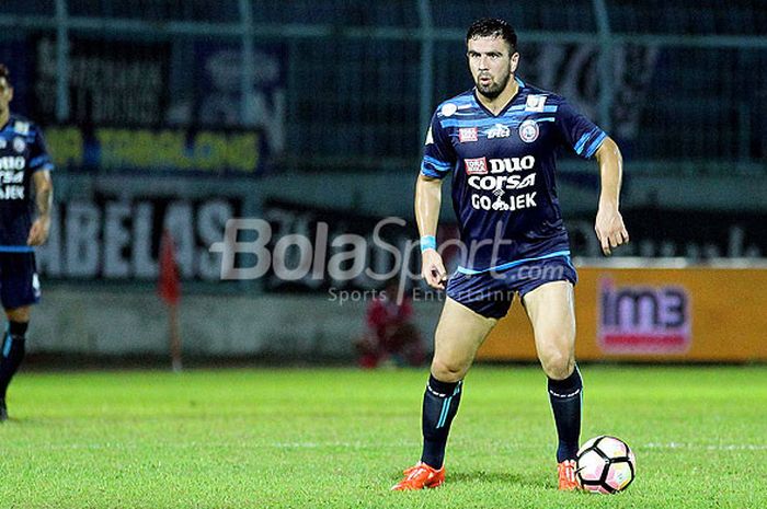 Bek Arema FC, Ahmet Atayev, saat tampil melawanPersela Lamongan pada pekan ke-24 Liga 1 di Stadion Kanjuruhan Malang, Jawa Timur, Sabtu (16/09/2017) malam.