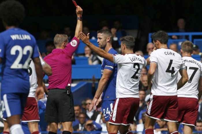 Bek Chelsea, Gary Cahill, menerima kartu merah dalam partai Liga Inggris kontra Burnley di Stamford Bridge, London, 12 Agustus 2017.