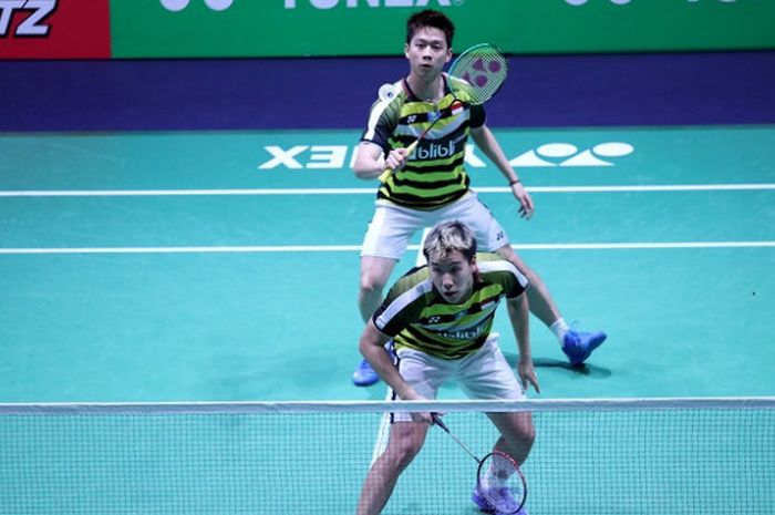 Pasangan ganda putra Indonesia, Marcus Fernaldi Gideon/Kevin Sanjaya Sukamuljo, mengembalikan kok ke arah Mark Lamfuss/Marvin Emil Seidel (Jerman) pada babak pertama France Open 2018 di Stade Pierre de Coubertin, Paris, Rabu (24/10/2018).