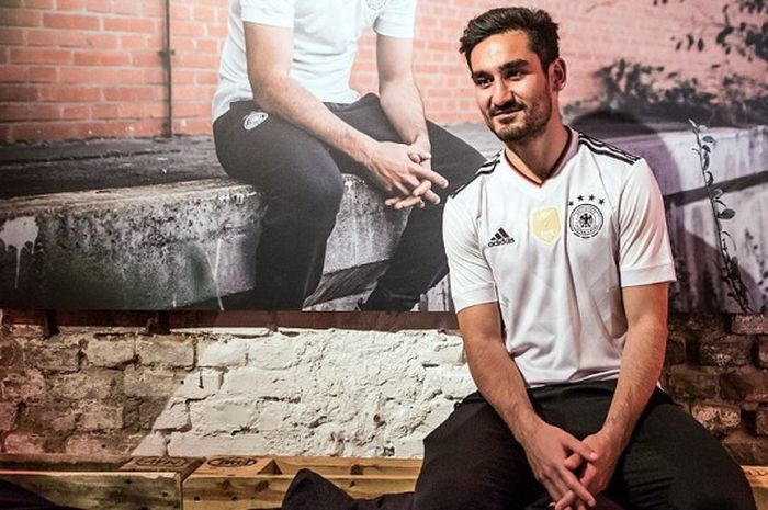  Gelandang tim nasional Jerman, Ilkay Guendogan, menghadiri presentasi kostum tim nasional Jerman untuk laga kandang buatan merek aparel ADIDAS di Boui Boui Bilk, Duesseldorf, pada 6 November 2016. 