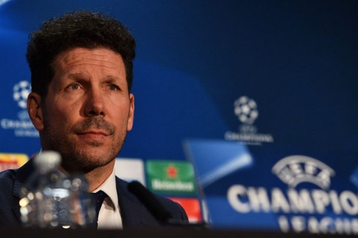 Pelatih Atletico Madrid, Diego Simeone, menghadiri konferensi pers di Stadion Stamford Bridge, London, Inggris, pada 4 Desember 2017.