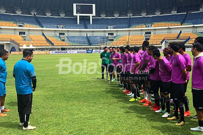 Pemain Sriwijaya FC berlatih di Stadion Gelora Bandung Lautan Api.