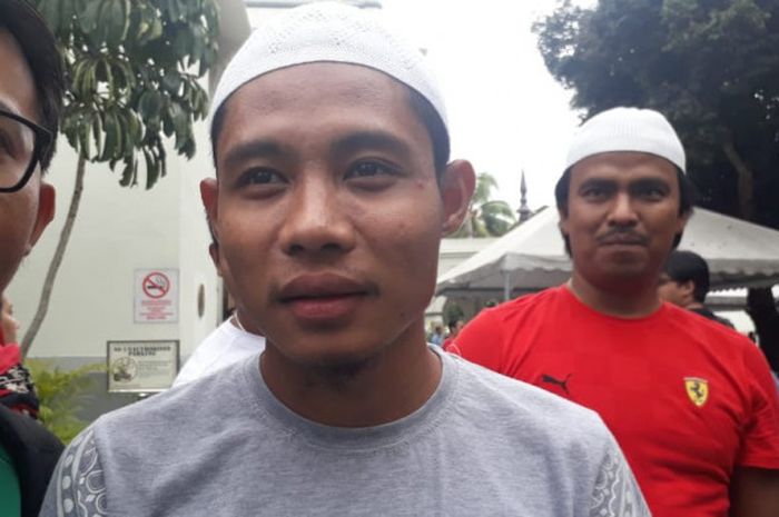 Gelandang timnas Indonesia, Evan Dimas, saat ditemui BolaSport.com usai melaksanakan ibadah salat Jumat di Masjid Sultan, Singapura,  Jumat (9/11/2018)