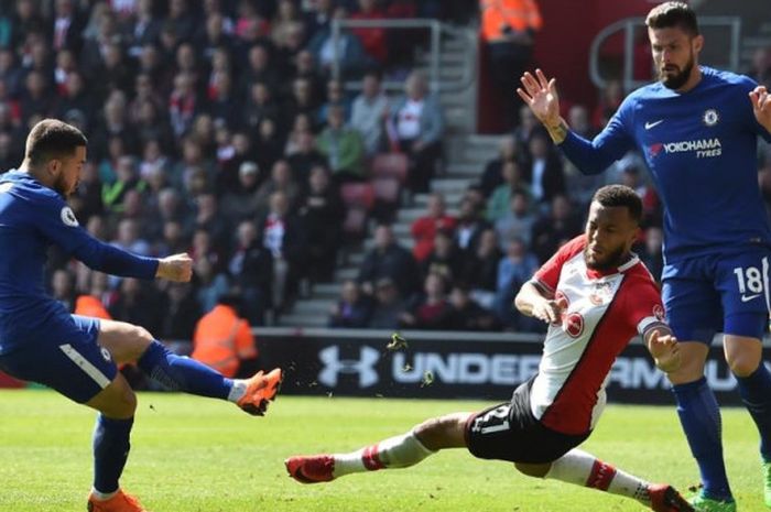 Eden Hazard (kiri) melepaskan tembakan yang menghasilkan gol untuk Chelsea ke gawang Southampton dalam partai Liga Inggris di Stadion St Mary's, Southampton, 14 April 2018.