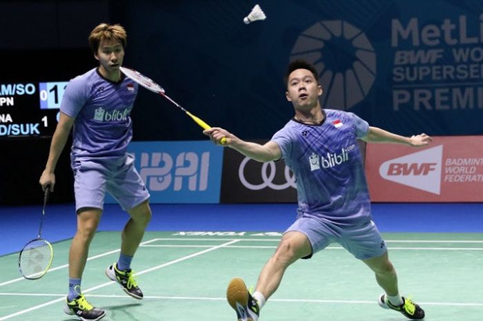 Pasangan ganda putra Indonesia, Marcus Fernaldi Gideon/Kevin Sanjaya Sukamuljo,mengembalikan kok ke arah Takeshi Kamura/Keigo Sonoda (Jepang). Marcus/Kevin menang dengan skor 21-10, 18-21, 21-16, pada laga semifinal BWF Superseries Finals 2017 yang berlangsung di Hamdan Sports Complex, Dubai, Sabtu (16/12/2017).