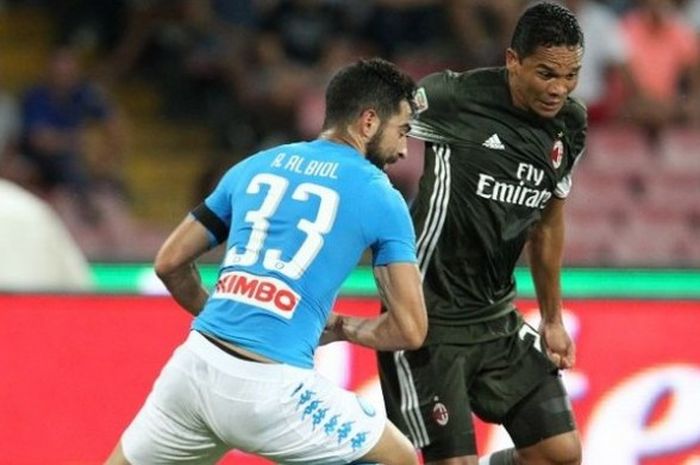 Bek Napoli, Raul Albiol, menghadapi penyerang AC Milan, Carlos Bacca, pada laga Napoli vs Milan di San Paolo, Naples, pada 27 Agustus 2016.